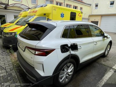 Jihočeská záchranná služba pokračuje v modernizaci vozového parku. Pořídila nová sanitní vozidla i první elektromobil